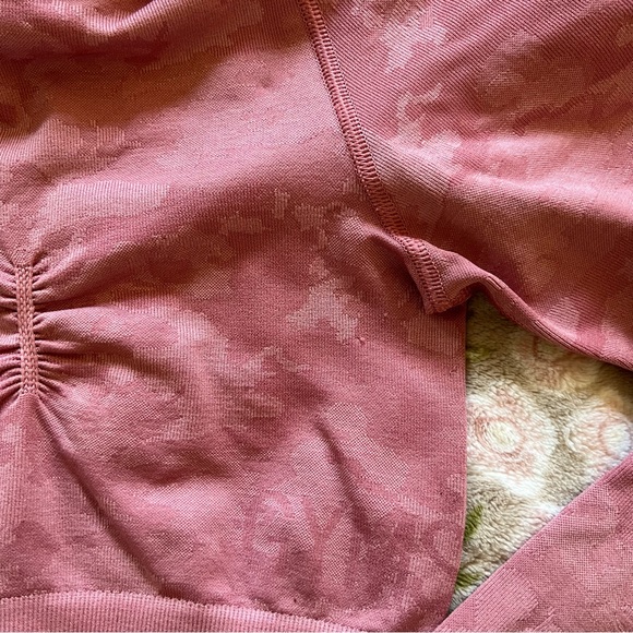 🩷Gymshark Pink Camo Cropped Top - Picture 5 of 8